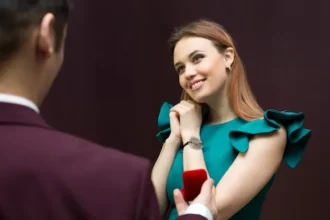 Woman notice a man